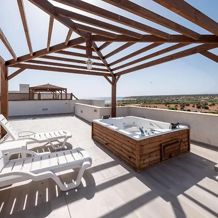 Stylish Two Bedroom Penthouse With Spa Tub Appartement *