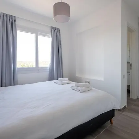 Stylish Two Bedroom Penthouse With Spa Tub Apartment