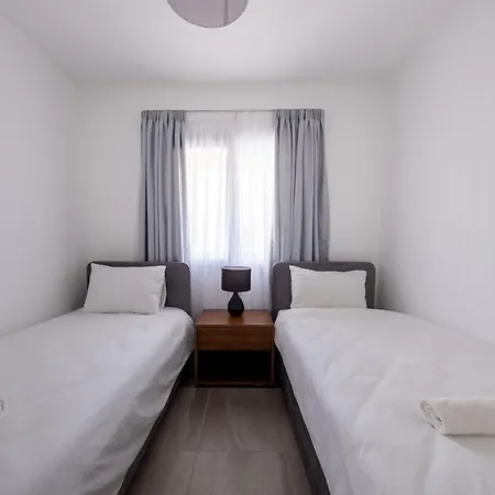 Apartment Stylish Two Bedroom Penthouse With Spa Tub *